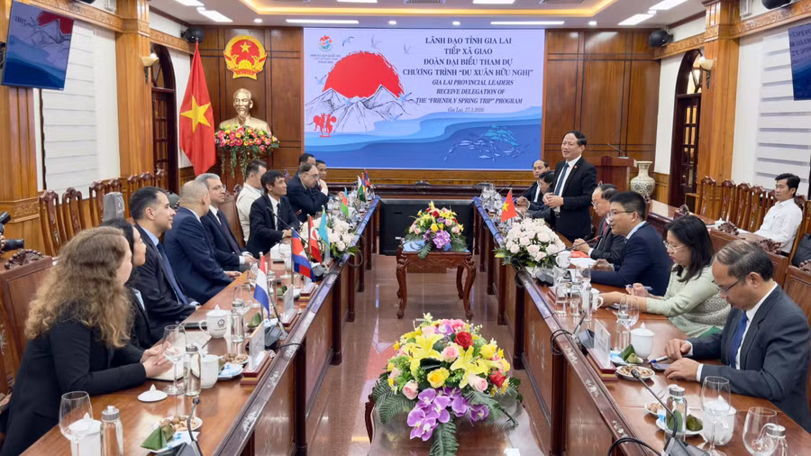 chu-tich-ubnd-tinh-pham-anh-tuan-phat-bieu-tai-buoi-tiep-doan-dai-bieu-tham-du-chuong-trinh-du-xuan-huu-nghi.jpg