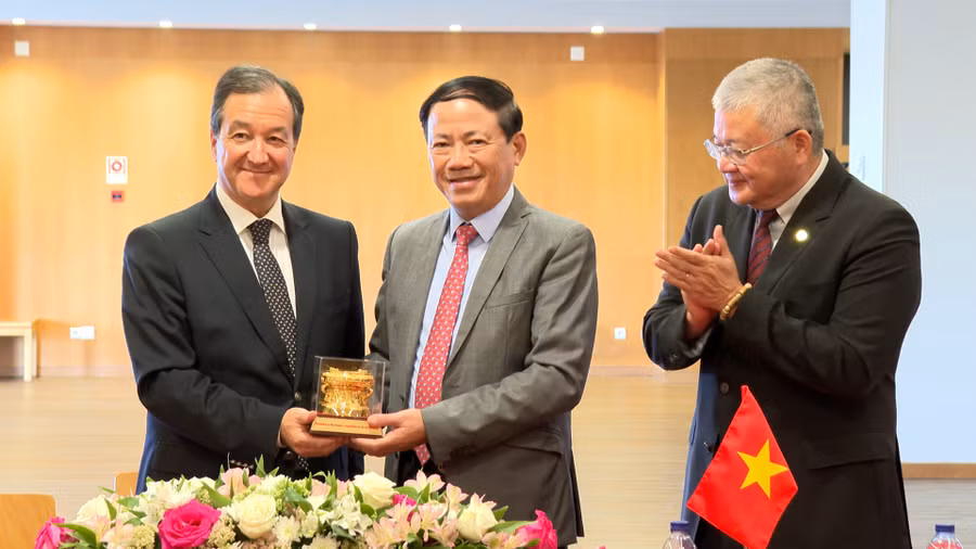 chu-tich-ubnd-tinh-pham-anh-tuan-lam-viec-voi-hoi-huu-nghi-bo-dao-nha-viet-nam.jpg