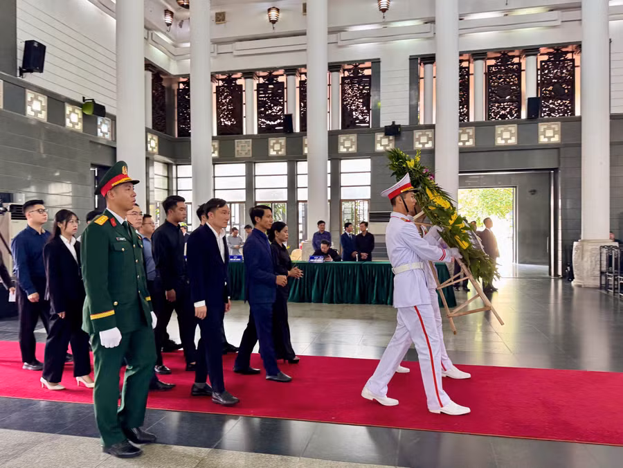 pho-bi-thu-tinh-uy-gia-lai-nguyen-ngoc-luong-cung-doan-cong-tac-tinh-gia-lai-vieng-nguyen-chu-tich-nuoc-tran-duc-luong.jpg