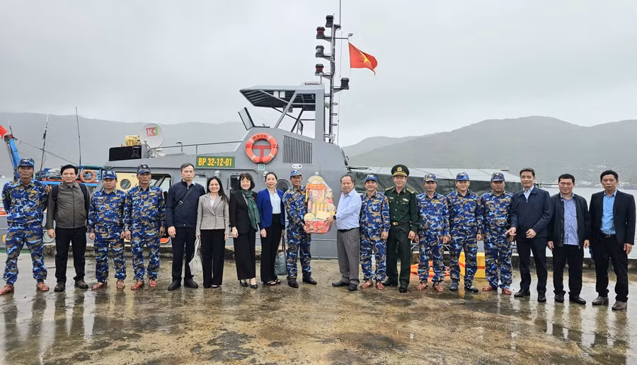 pho-bi-thu-tinh-uy-truong-doan-dai-bieu-quoc-hoi-tinh-chau-ngoc-tuan-va-cac-thanh-vien-tang-qua-can-bo-chien-si-tau-bp32-12-01-hai-doi-bien-phong-2-ban-chi-huy-bdbp-tinh-gia-lai.jpg