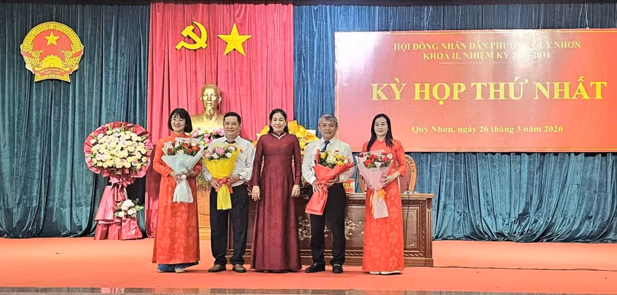 pho-chu-tich-hdnd-tinh-huynh-thuy-van-dung-giua-tang-hoa-chuc-mung-thuong-truc-hdnd-va-lanh-dao-cac-ban-hdnd-phuong-phuong-quy-nhon-khoa-ii.jpg