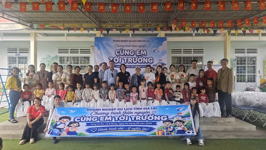nhieu-phan-qua-y-nghia-thiet-thuc-duoc-trao-tang-cho-hoc-sinh-vung-kho.jpg