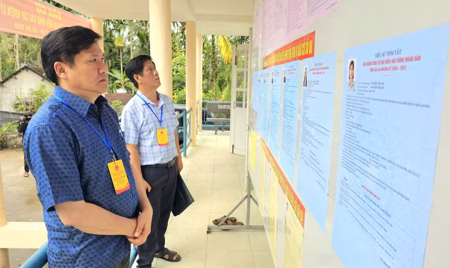pho-chu-tich-thuong-truc-hdnd-tinh-truong-van-dat-bia-trai-kiem-tra-cong-tac-bau-cu-o-xa-an-vinh.jpg