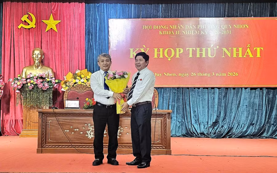bi-thu-dang-uy-chu-tich-hdnd-phuong-quy-nhon-nguyen-huu-khuc-ben-trai-tang-hoa-chuc-mung-chu-tich-ubnd-phuong-quy-nhon-nguyen-duc-toan.jpg