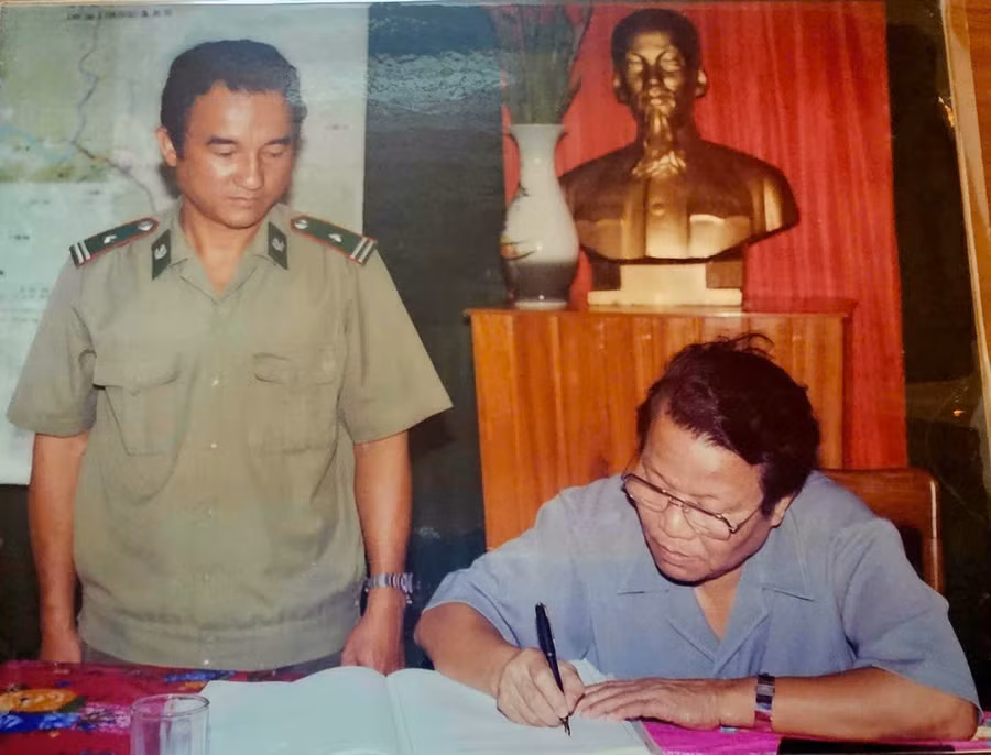 dong-chi-chu-tich-nuoc-tran-duc-luong-ghi-so-vang-truyen-thong-tai-don-bien-phong-cua-khau-ia-klar-nam-1999-5314.jpg