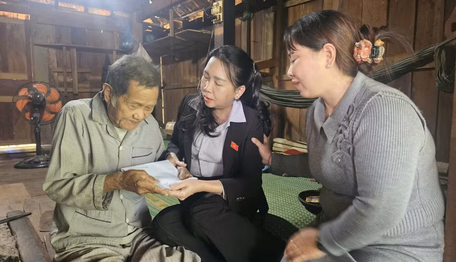 pho-truong-doan-chuyen-trach-doan-dai-bieu-quoc-hoi-tinh-gia-lai-ly-tiet-hanh-giua-tham-tang-qua-gia-dinh-ong-dinh-van-noi-thuong-binh-o-xa-an-vinh.jpg