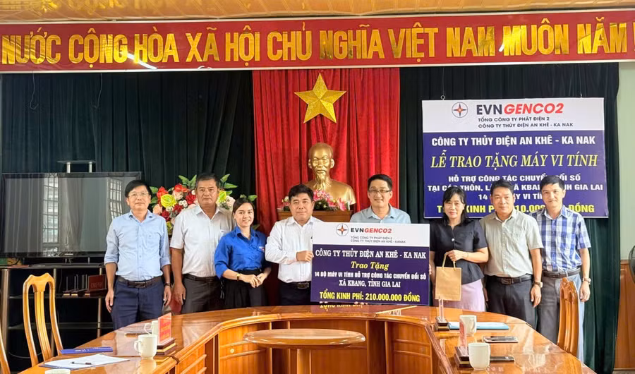 cong-ty-thuy-dien-an-khe-ka-nak-ho-tro-450-trieu-dong-trang-bi-may-vi-tinh-cho-cac-thon-lang.jpg