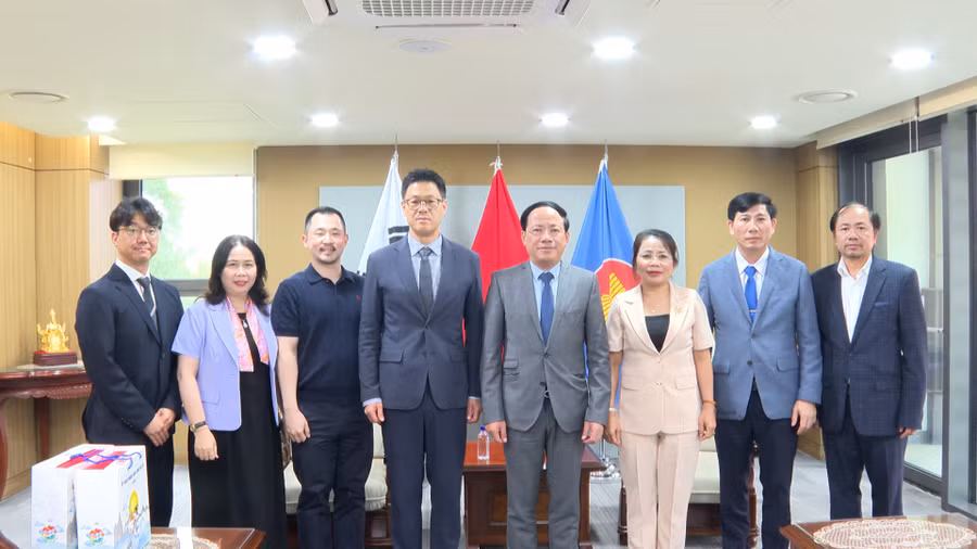 doan-cong-tac-cua-tinh-gia-lai-chup-hinh-luu-niem-voi-lanh-dao-cong-ty-glassdome.jpg