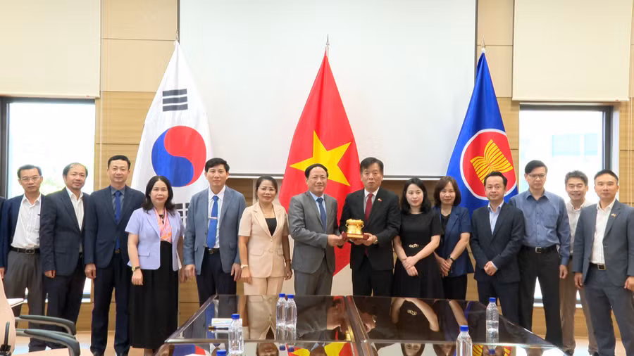 doan-cong-tac-tinh-gia-lai-chup-hinh-luu-niem-voi-dai-quan-viet-nam-tai-han-quoc.jpg