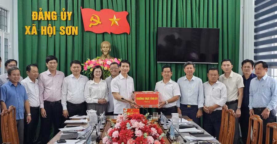 pho-bi-thu-tinh-uy-nguyen-ngoc-luong-ben-trai-hang-dau-tang-qua-cho-dang-uy-xa-hoi-son.jpg