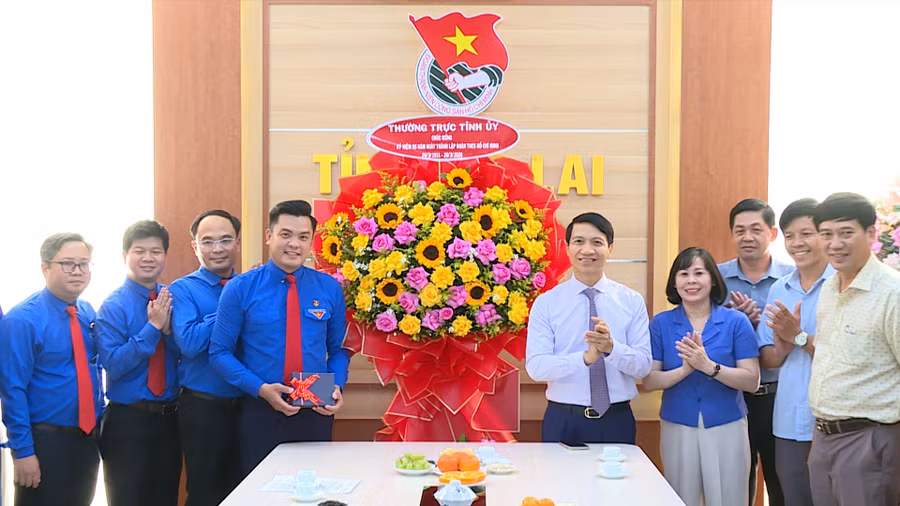 pho-bi-thu-tinh-uy-nguyen-ngoc-luong-thu-5-ben-phai-sang-tang-hoa-chuc-mung-doan-thanh-nien-cong-san-ho-chi-minh-tinh.jpg