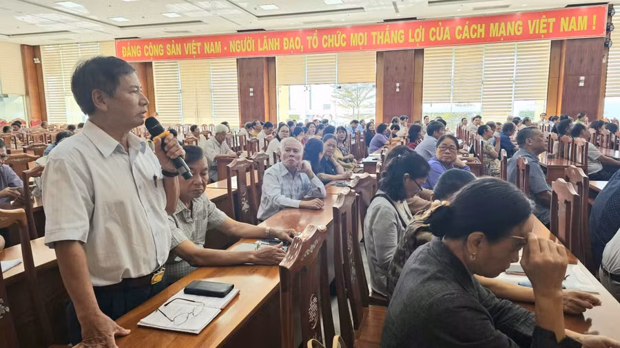 cu-tri-tran-van-tien-khu-pho-9-pquy-nhon-phat-bieu-kien-nghi.jpg