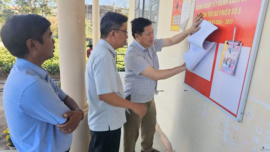 pct-thuong-truc-hdnd-tinh-truong-van-dat-trong-cung-giam-sat-cong-tac-bau-cu-tai-xa-chu-krey.jpg