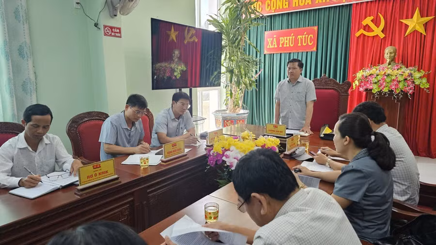 pct-thuong-truc-hdnd-tinh-truong-van-dat-phat-bieu-tai-buoi-lam-viec-voi-ubbc-xa-phu-tuc.jpg