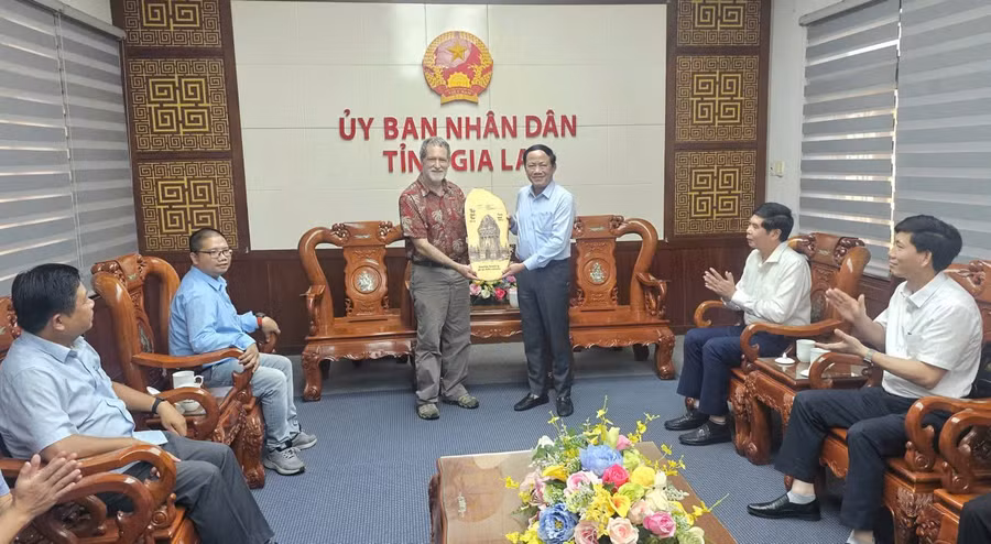 chu-tich-ubnd-tinh-pham-anh-tuan-ben-trai-tang-qua-cho-giao-su-brad-marston.jpg