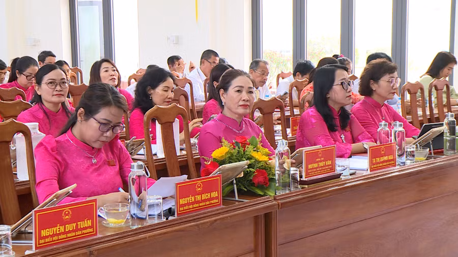 Phó Chủ tịch HĐND tỉnh Huỳnh Thúy Vân (thứ 2 từ trái sang) tham dự kỳ họp. Ảnh: Hoàng Vũ