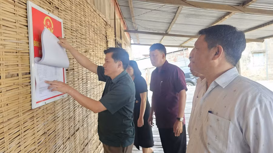pho-chu-tich-thuong-truc-hdnd-tinh-truong-van-dat-bia-trai-giam-sat-cong-tac-bau-cu-tai-xa-kong-chro.jpg
