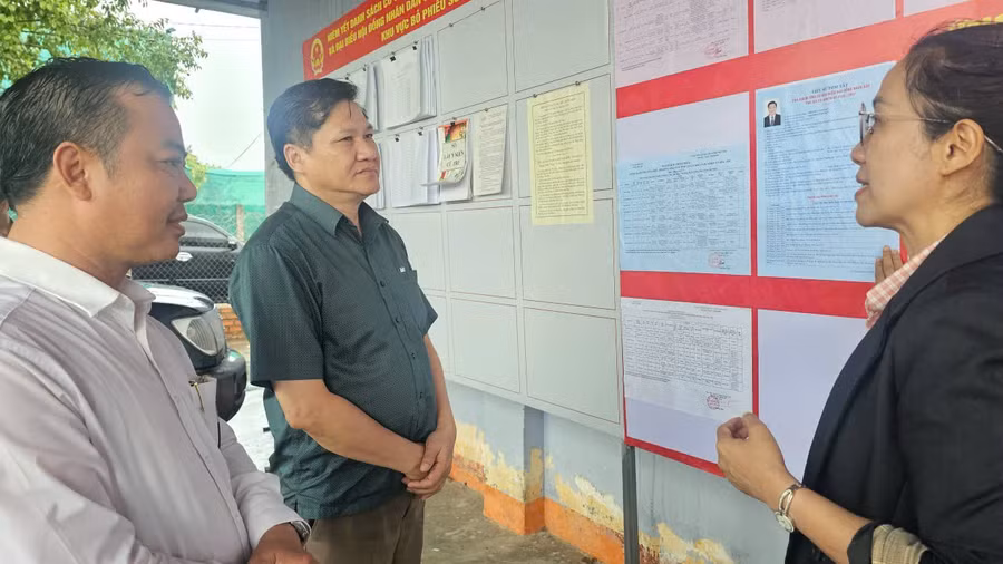 pho-chu-tich-thuong-truc-hdnd-tinh-truong-van-dat-bia-trai-giam-sat-cong-tac-bau-cu-tai-xa-phu-thien.jpg
