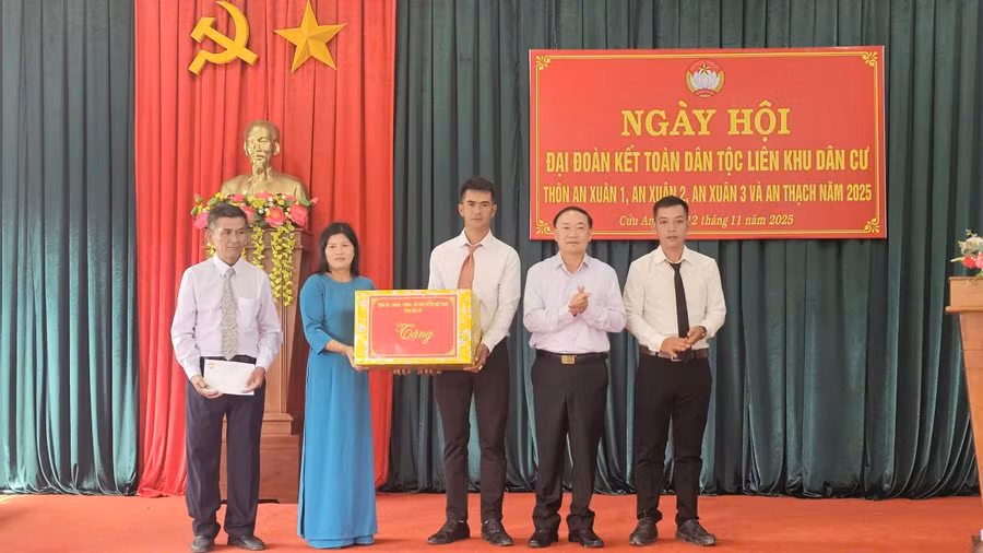 bi-thu-tinh-uy-thai-dai-ngoc-thu-hai-tu-phai-qua-tang-qua-cho-lien-khu-dan-cu-an-xuan-an-thach.jpg
