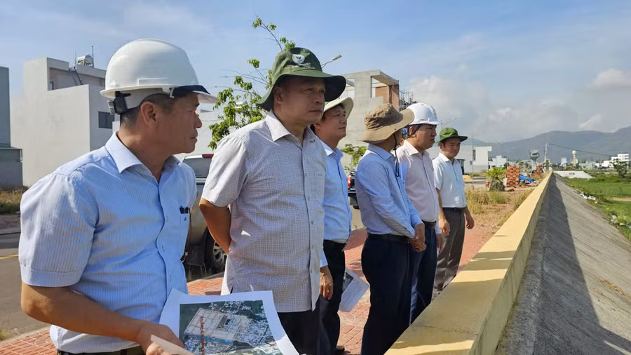 pho-chu-tich-ubnd-tinh-duong-mah-tiep-thu-2-tu-trai-sang-khao-sat-thuc-dia-khu-vuc-song-cay-me.jpg