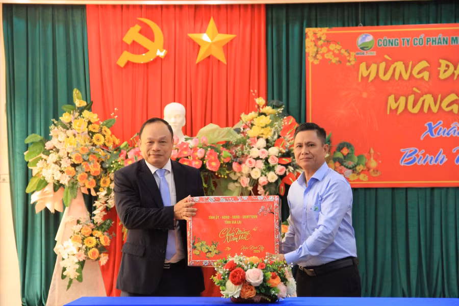 pho-chu-tich-ubnd-tinh-duong-mah-tiepben-trai-tham-tang-qua-cong-ty-co-phan-moi-truong-binh-dinh.jpg