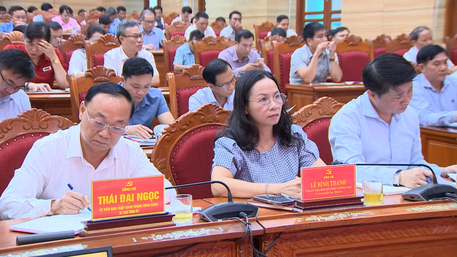 Bí thư Tỉnh ủy Thái Đại Ngọc (bìa trái) dự hội nghị tại điểm cầu Tỉnh ủy Gia Lai. Ảnh: Trung Nghĩa