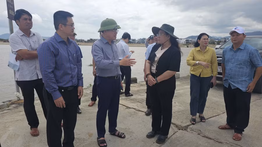 chu-tich-ubnd-tinh-pham-anh-tuan-thu-2-trai-qua-kiem-tra-viec-di-doi-cac-ho-dan-song-khu-vuc-dam-thi-nai-xa-tuy-phuoc.jpg