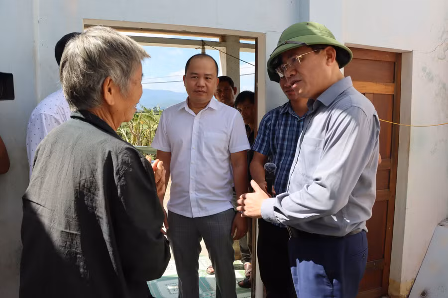 chu-tich-ubnd-tinh-pham-anh-tuan-den-tham-dong-vien-ho-gia-dinh-ba-pham-thi-dot-xa-binh-an-nha-bi-toc-mai-hoan-toan-do-bao-so-13.jpg