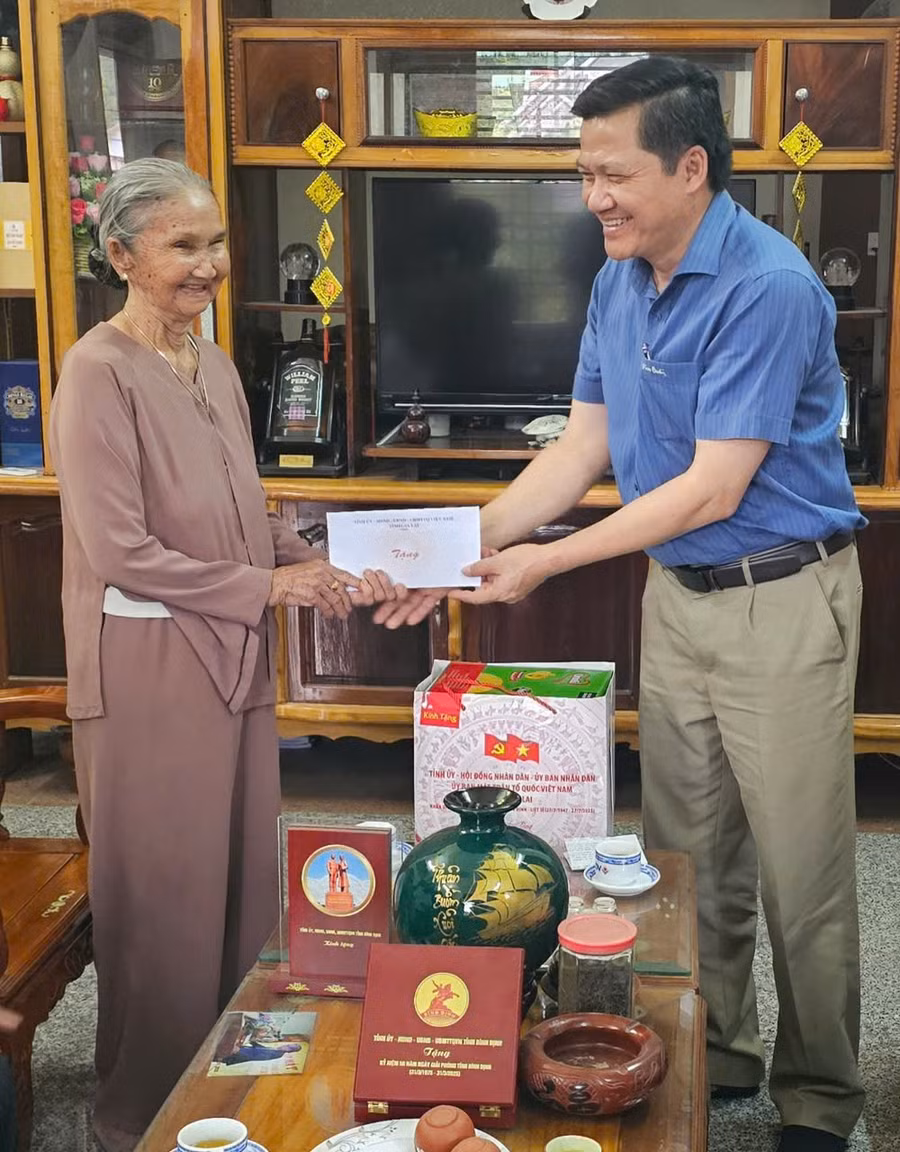 pho-chu-tich-thuong-truc-hdnd-tinh-truong-van-dat-ba-phan-thi-dinh-thuong-binh-o-xa-van-canh.jpg