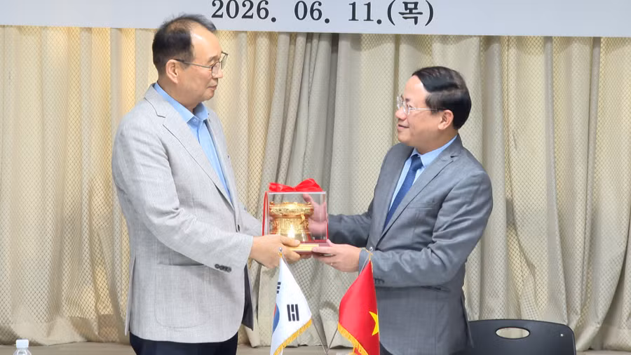 chu-tich-ubnd-tinh-gia-lai-pham-anh-tuan-tang-qua-luu-niem-cho-hiep-hoi-doanh-nghiep-vua-va-nho-han-quoc.jpg