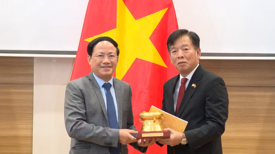 chu-tich-ubnd-tinh-gia-lai-pham-anh-tuan-tang-qua-cho-dai-su-dac-menh-toan-quyen-viet-nam-tai-han-quoc-vu-ho.jpg