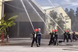 Các lực lượng thực tập chữa cháy tại Công ty TNHH Thương mại và Dịch vụ Tân Kiều.