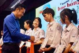 Tỉnh đoàn Gia Lai phối hợp Ấn phẩm Mực Tím-Báo Tuổi Trẻ và Công ty Cổ phần Phân bón Bình Điền trao học bổng “Vì tương lai Việt Nam-Ngăn dòng bỏ học” cho học sinh tỉnh Gia Lai.
