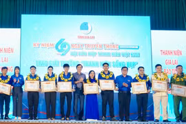 Hội LHTN Việt Nam tỉnh trao Giải thưởng “Thanh niên sống đẹp” cho các cá nhân có hành động, nghĩa cử cao đẹp trong xã hội vào tối 12-10.