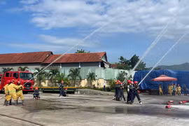 Thực tập phương án chữa cháy, cứu nạn tại Xí nghiệp Thắng Lợi