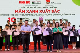 Chương trình “Những mầm xanh sau bão” trao học bổng tiếp sức cho học sinh giỏi vùng bão lũ