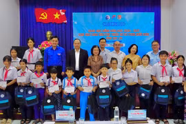 "Tiếp sức" cho học sinh dân tộc thiểu số và vùng biển đảo