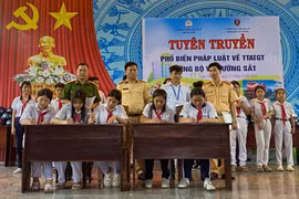 Trường THCS Bùi Thị Xuân ký cam kết chấp hành an toàn giao thông