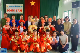 Ca sĩ Hà Anh Tuấn cùng các đơn vị tặng quà Tết cho người dân Gia Lai.