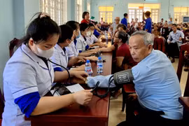 Tư vấn sức khỏe miễn phí cho người dân xã Phù Mỹ Bắc.