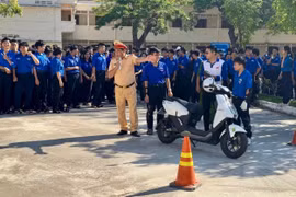 Tuyên truyền kỹ năng an toàn giao thông cho hơn 1.500 giáo viên, học sinh Trường THPT Quốc Học Quy Nhơn