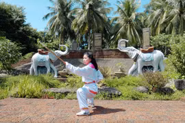Em Võ Thị Ngọc Xuân tập luyện cho tiết mục Thái Sơn côn.