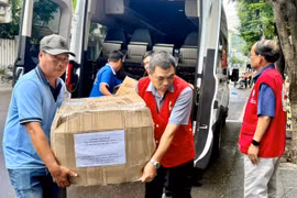 Hội Chữ thập đỏ tỉnh (cơ sở 1) tiếp nhận hàng hóa do các đơn vị ủng hộ sáng 8-10.
