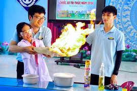 “Chiếc xe tri thức” khơi dậy đam mê khoa học cho học sinh Gia Lai