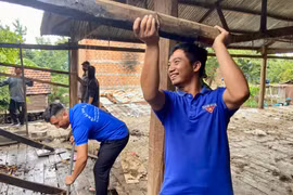 Thanh niên Gia Lai góp sức giúp dân an cư trước mùa mưa bão.