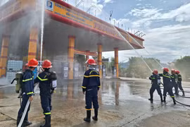 Thực tập phương án chữa cháy, cứu nạn, cứu hộ tại cửa hàng xăng dầu Phương Linh 1