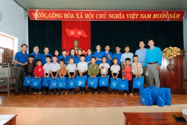 Trao quà cho học sinh có hoàn cảnh khó khăn của Trường Tiểu học Bok Tới