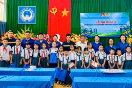 Tặng quà, hỗ trợ học sinh khó khăn và tuyên truyền pháp luật tại Trường Tiểu học Trần Hưng Đạo.