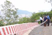 Thực tế tại một điểm sạt lở đất, đá rơi trên địa bàn phường Quy Nhơn Nam