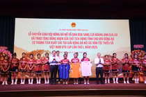 Lãnh đạo Tập đoàn Hoàng Anh Gia Lai (thứ 6 bên phải) và Chủ tịch UBND tỉnh Gia Lai Phạm Anh Tuấn (thứ 7 bên trái) trao áo đấu mới cho các cầu thủ sang lễ chuyển giao. Ảnh: T.L